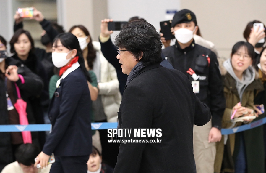[포토S] 봉준호 감독, 뜨거운 관심 받으며 귀국