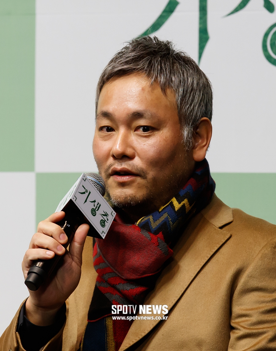 [포토S] 인사하는 이하준 미술감독