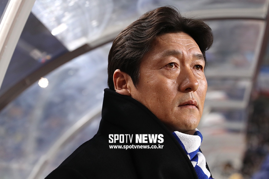 [포토S] 그라운드 바라보는 이임생 감독
