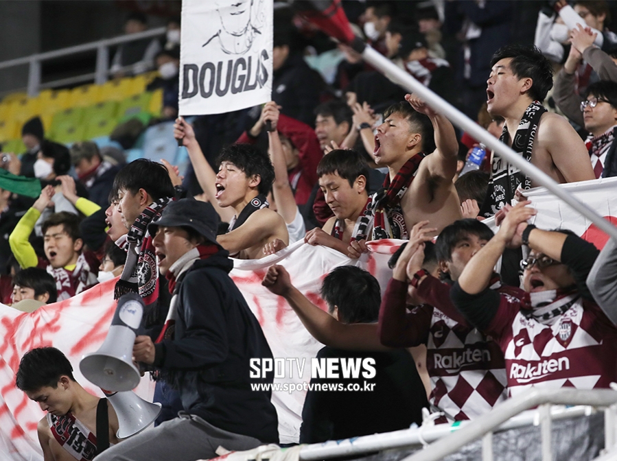 [포토S] 빗셀 고베 팬, 한파에도 열정적인 맨몸 응원!