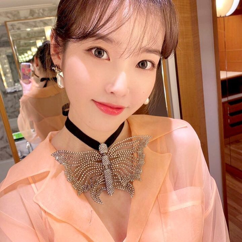 아이유, '후면 셀카'도 문제없는 미모…"밀라노 패션위크 나들이"
