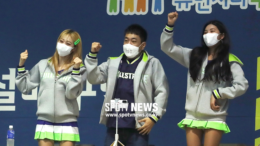 [포토S] 무관중 경기, 마스크 쓰고 관중석에서 응원하는 치어리더