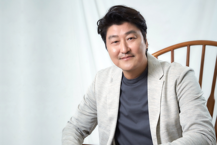 "코로나19 극복 위해 써달라" 송강호, 1억 기부