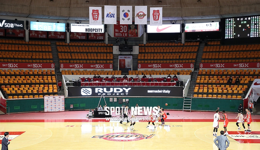 [포토S] 서울 SK-부산 KT, 적막한 체육관 안에서