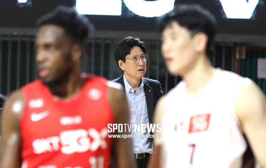 [포토S] 외국인 선수 이탈에 난감한 서동철 감독
