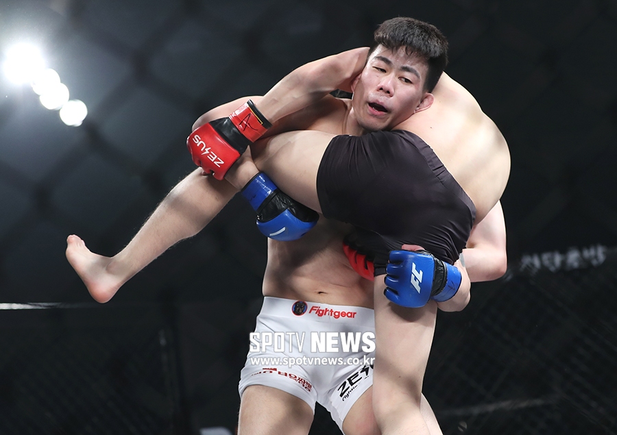 [포토S] 이승철 넘기는 최승국