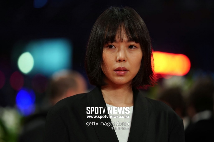 홍상수 감독, 베를린 감독상 타던 순간…레드카펫 위 김민희[포토S]
