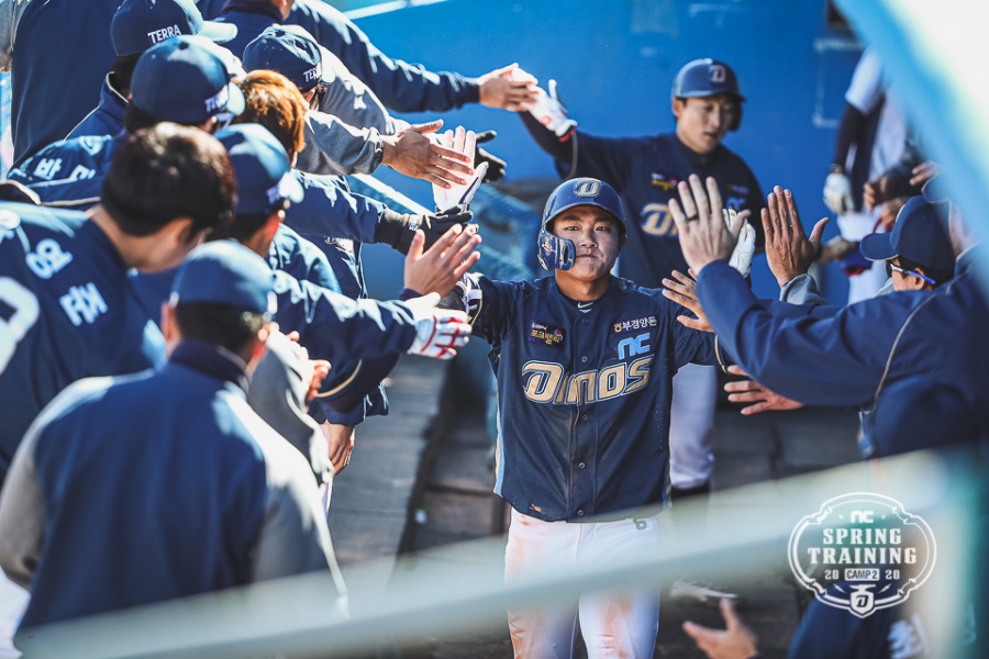 벌써 2번째 MVP…NC 김태진 "페이스 빠른 것 같아 걱정"