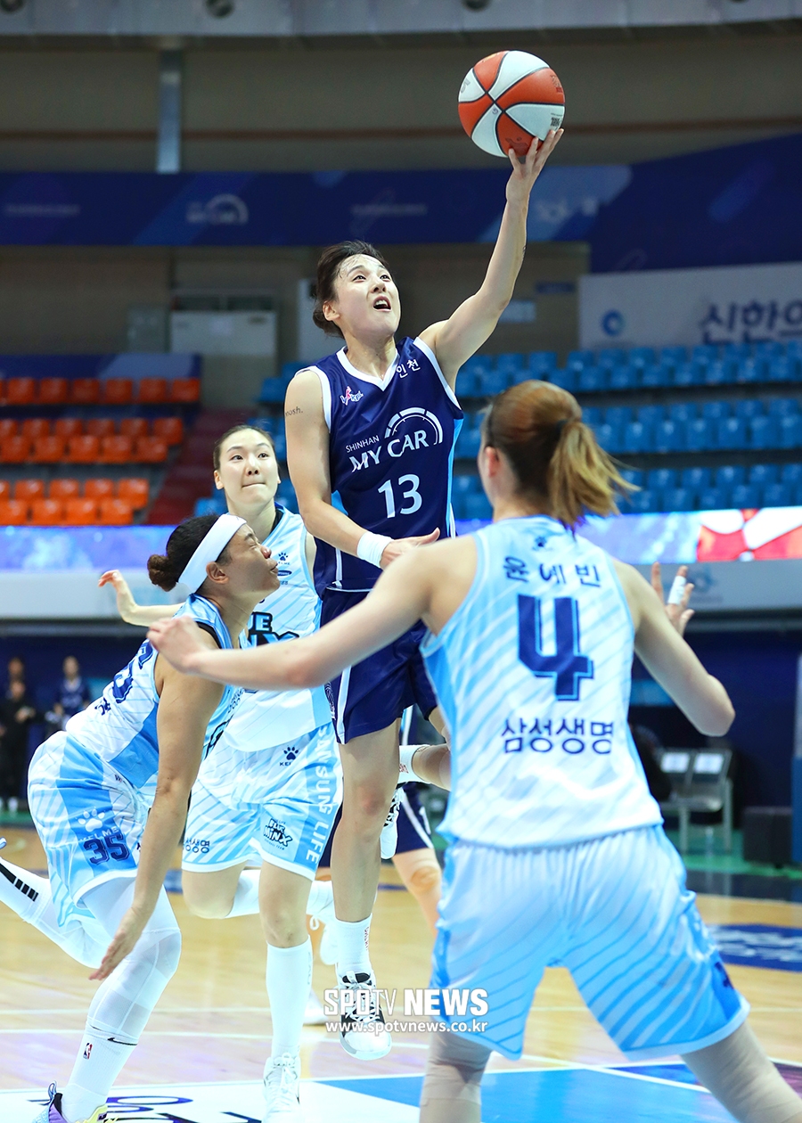 [포토S] 레이업슛 시도하는 김단비