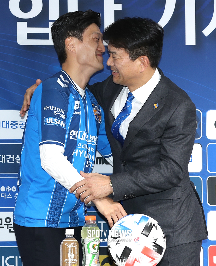[포토S] 울산 현대 김광국 단장과 포옹 나누는 이청용