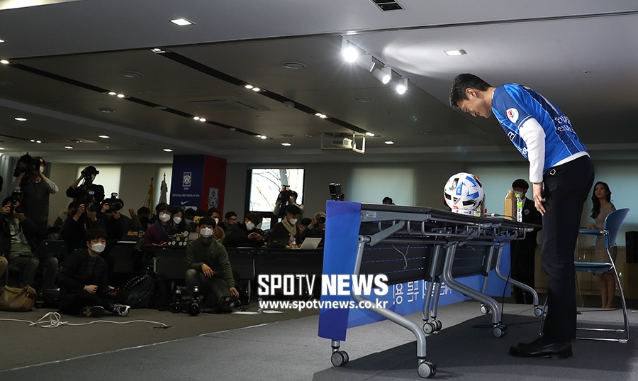 [포토S] 취재진에 인사하는 이청용
