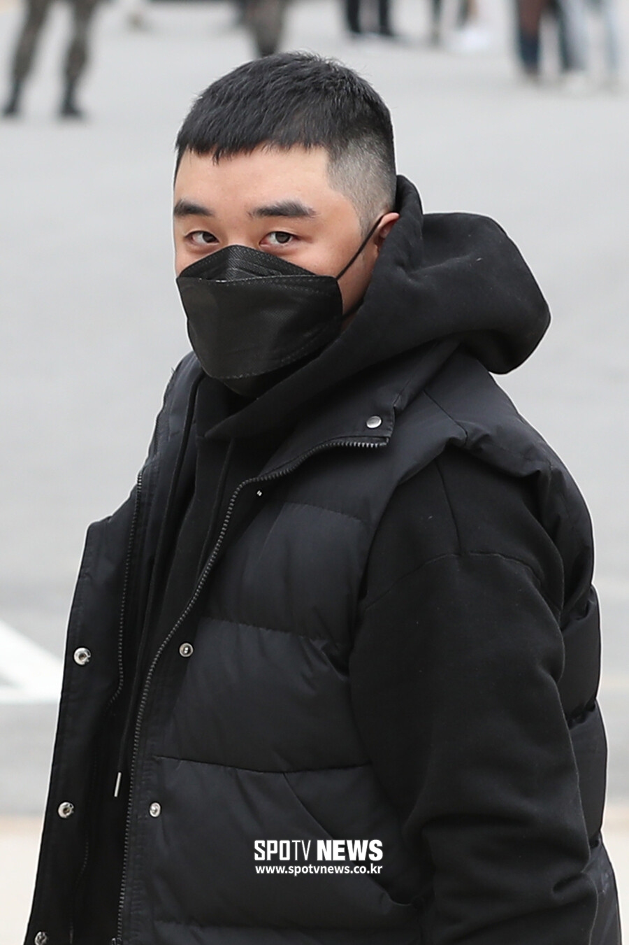 승리, 코로나19로 '드라이브 스루' 입대…'버닝썬' 질문에 묵묵부답[현장]