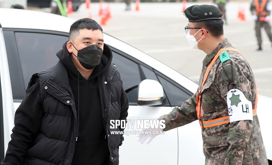 [포토S] 승리, 불구속 기소 상태로 입대