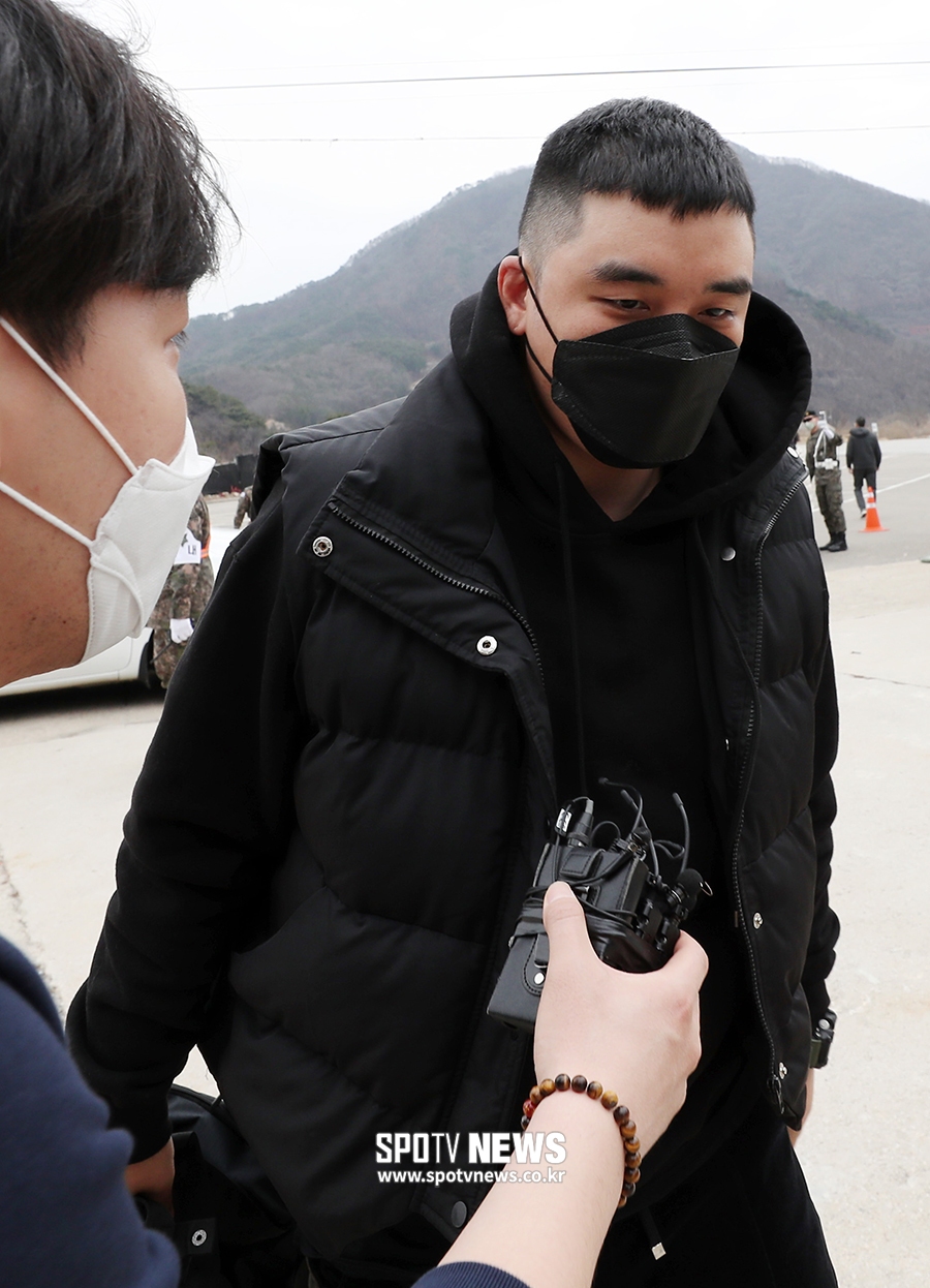 [포토S] '현역 입대' 승리, 취재진 질문에 묵묵부답