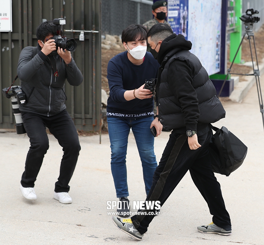 [포토S] 승리, 취재진 스루하며 입소