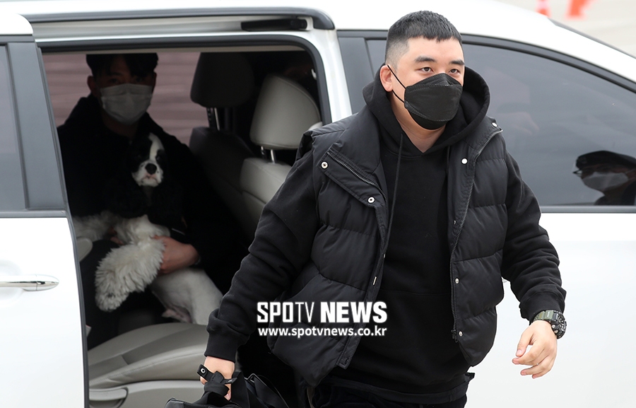 [포토S] 승리, 마스크 쓰고 철원 신병 교육대로