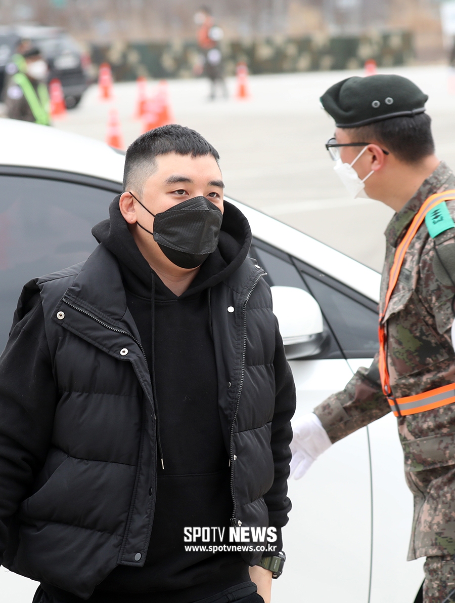 [포토S] 승리, 군대가 도피처?