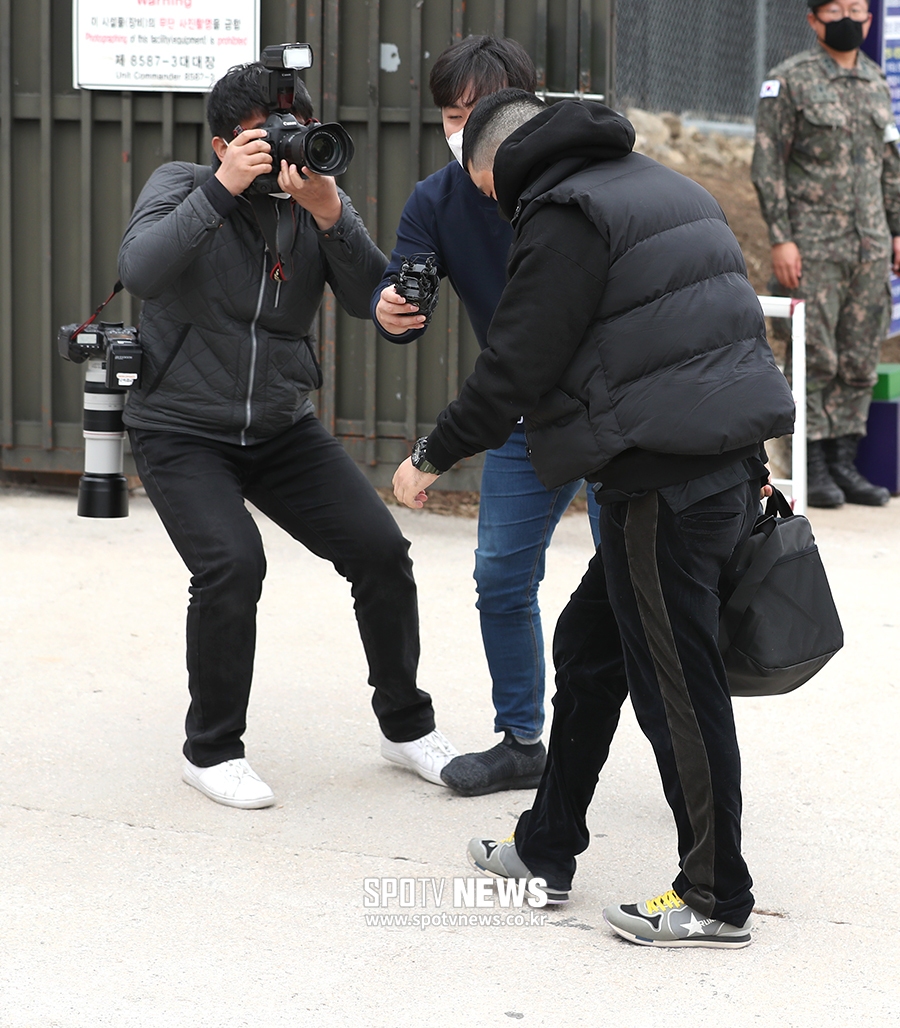 [포토S] 승리, 취재진의 밀착 질문에도 묵묵부답