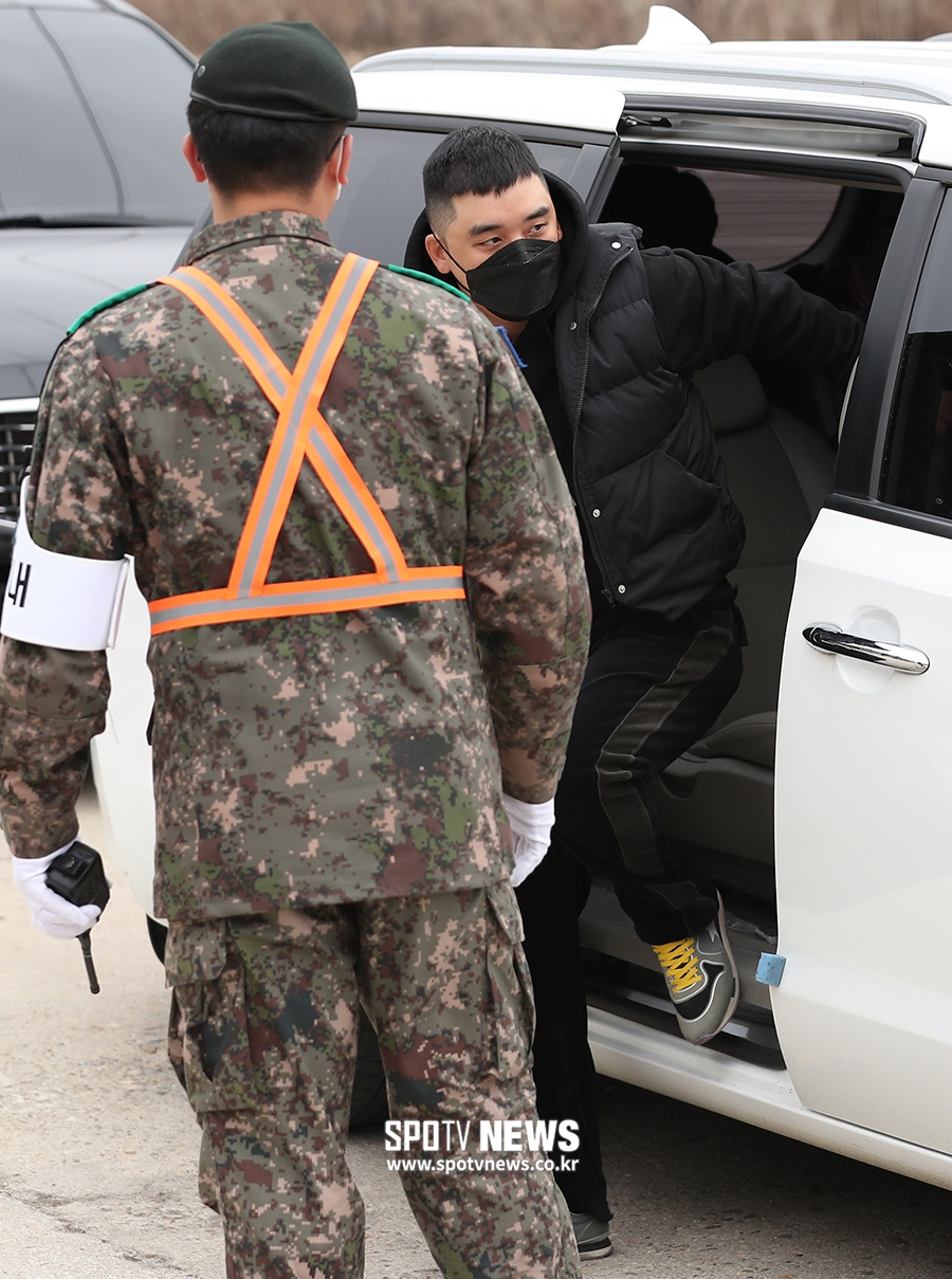 [포토S] 승리, 논란 뒤로하고 입대