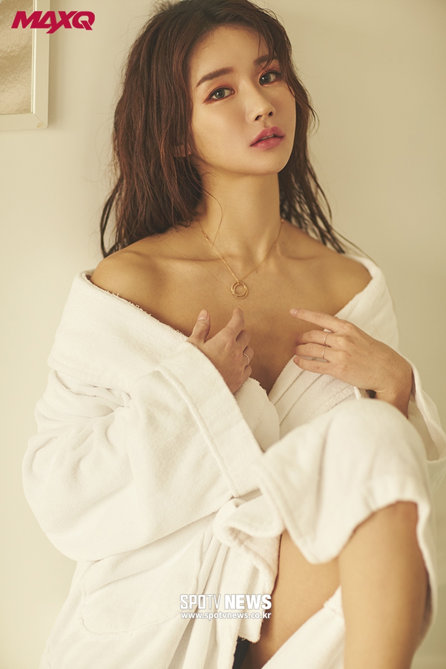 [포토S] '머슬녀' 류세비, 목욕 가운만 걸치고 아찔한 몸매 뽐내
