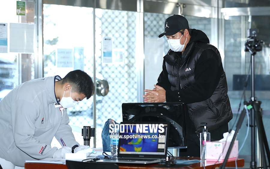 [포토S] 이현승, 손 소독제 꼼꼼히 바르고