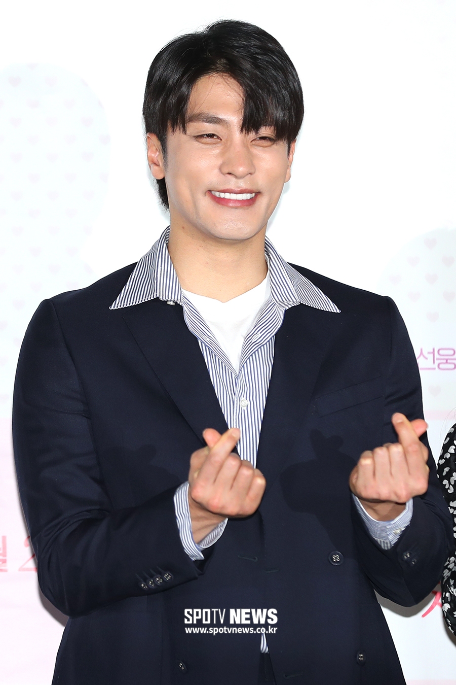 [포토S] 성훈, '하트는 정말 못하겠네요'