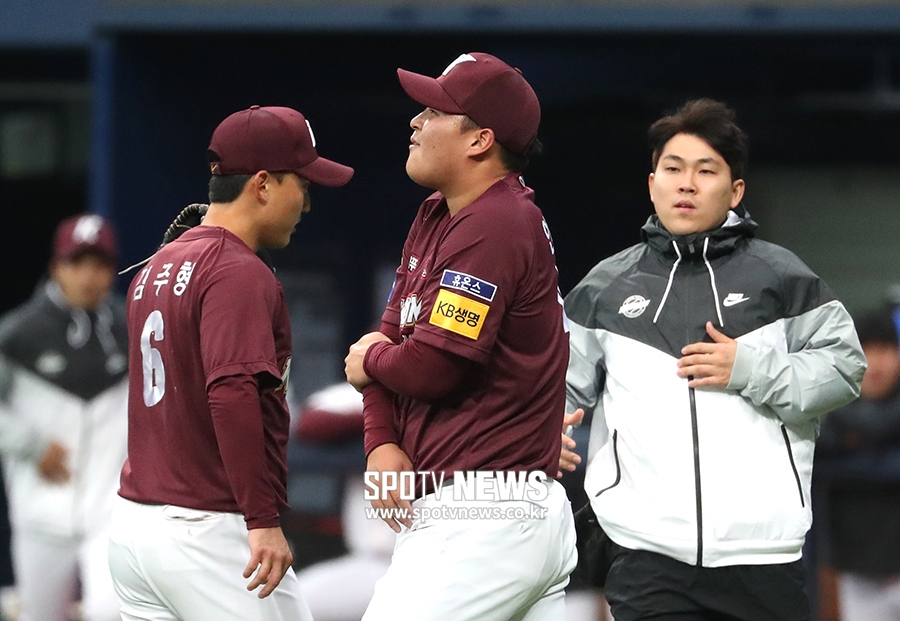 [포토S] 박동원 강습 타구 맞고 고통스러워하는 양기현
