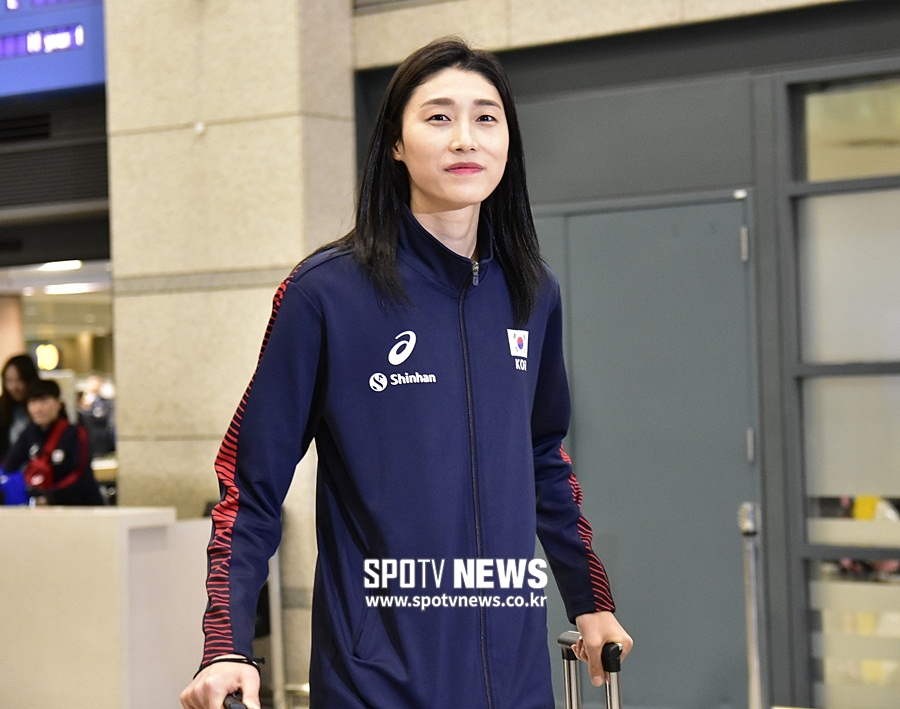[오피셜] 터키 리그 결국 연기…발 묶인 김연경, 당장 귀국 어려워