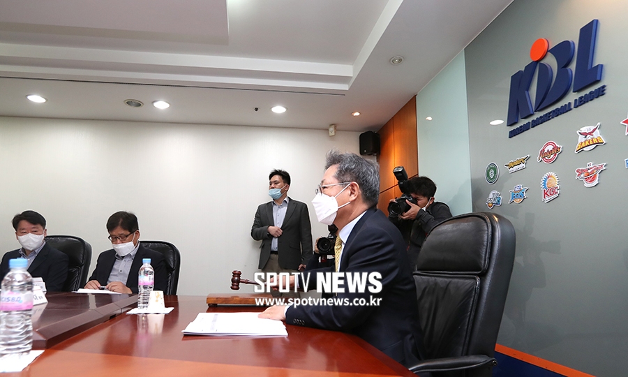 [포토S] KBL 이사회 개의하는 이정대 총재