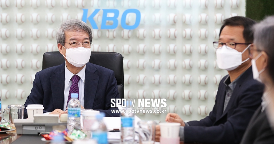 [포토S] 개막 시점 논의하는 정운찬 총재