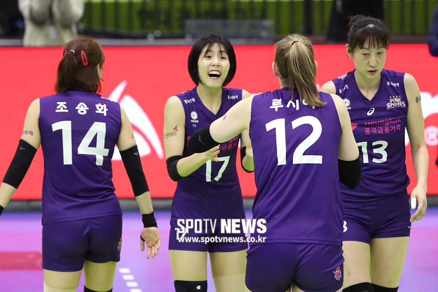 [스토리S] 폭발적이었던 여자 배구의 인기, 허무한 시즌 종료에 상승세 꺾인 아쉬움