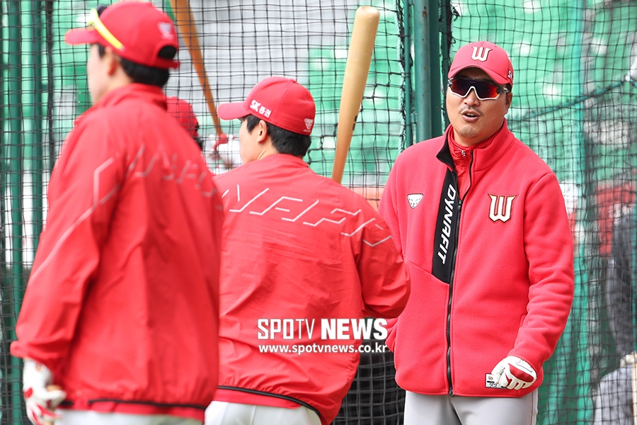 [포토S] 타격폼 지켜보는 이진영 코치