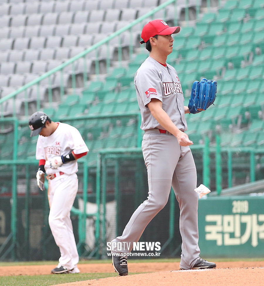 [포토S] 보크 범하는 문승원