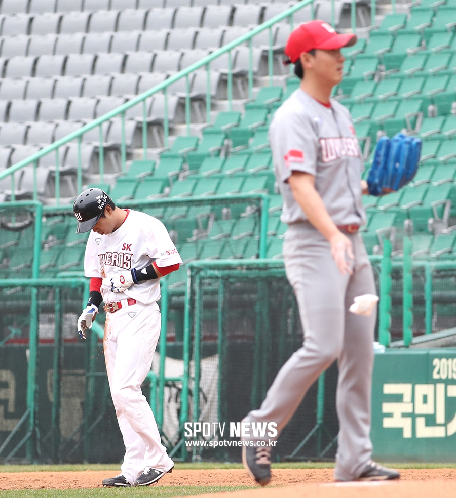[포토S] 문승원 보크로 진루하는 고종욱