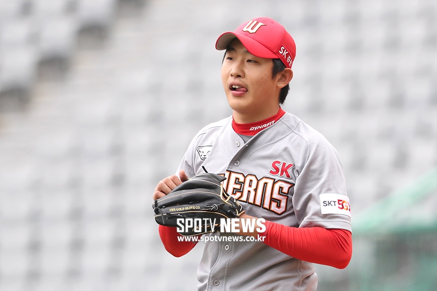[포토S] 최재성, 긴장감에 혀 빼꼼
