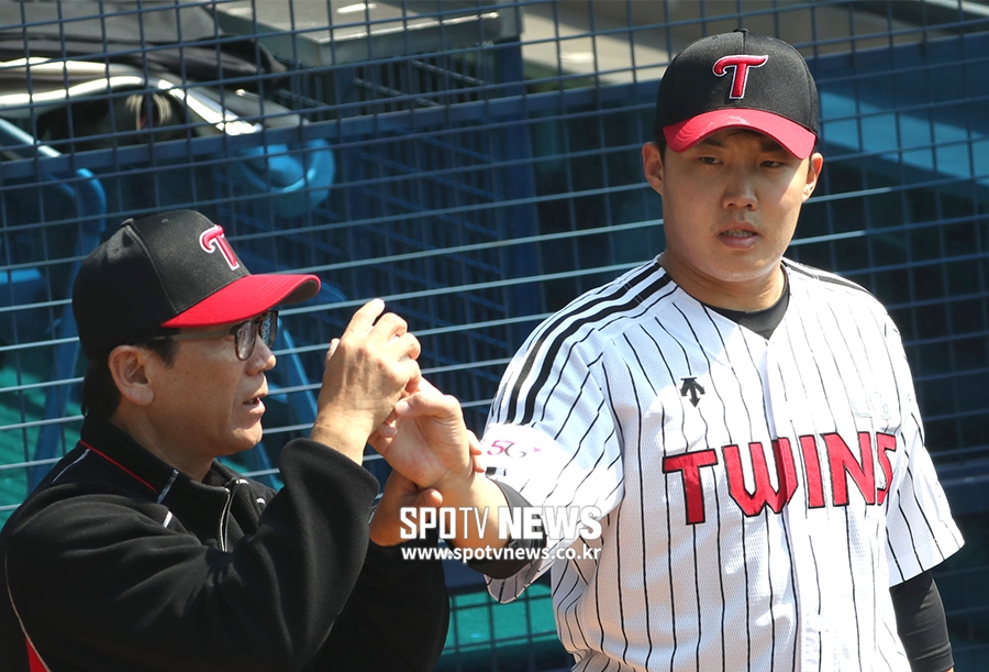 [포토S] 최일언 코치, 임찬규에게 특급 지도