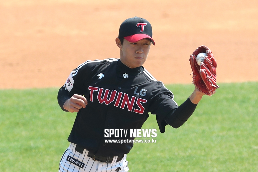 [포토S] 이상규, 채은성의 타구를 직접 잡아내며 이닝 종료