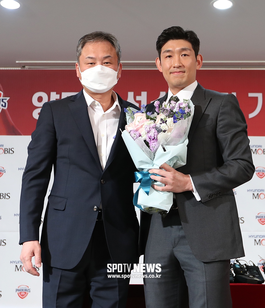 [포토S] 은퇴하는 양동근, 아버지 같은 유재학 감독과