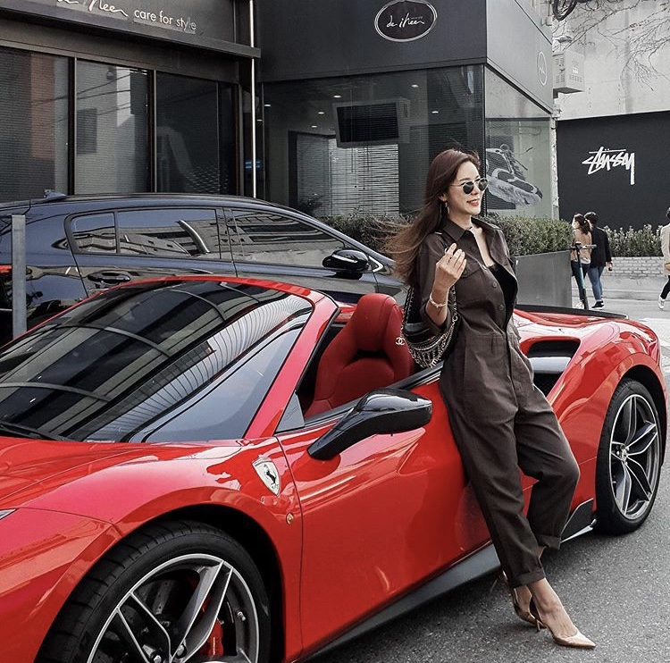 "진짜가 나타났다?"…김준희, 4억짜리 페라리 앞 명품백 든 여신美