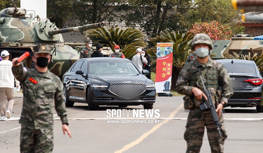 [포토S] 코로나19로 훈련소 내부로 들어가지 못한 손흥민 차량