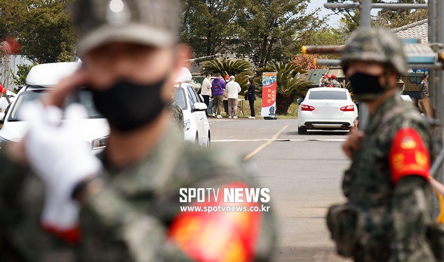 [포토S] 손흥민, 코로나19로 인사 못하고 입소