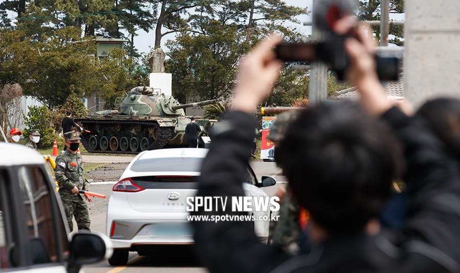 [포토S] 손흥민, 팬들 뒤로하고 비공개 입소