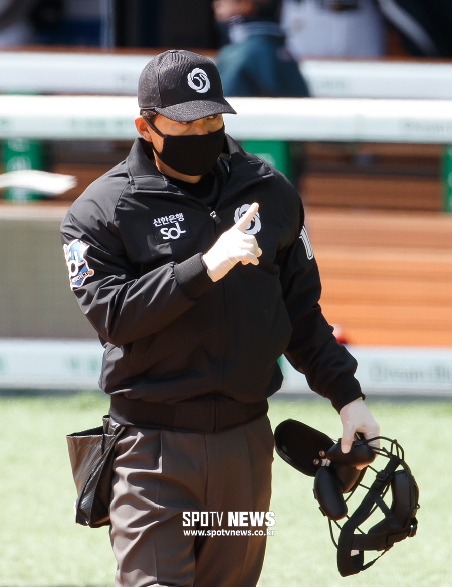 [포토S] 마스크 착용하고 경기 진행하는 오훈규 주심