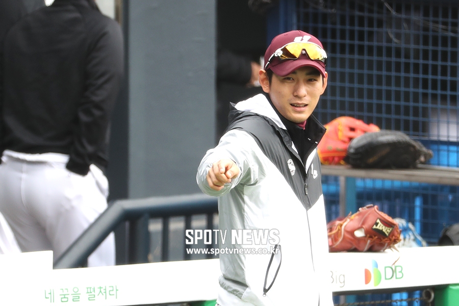 [스토리S] '코로나에도 후배 사랑은 꽃피고' 이정후, 김대한에게 비접촉 선물 전달
