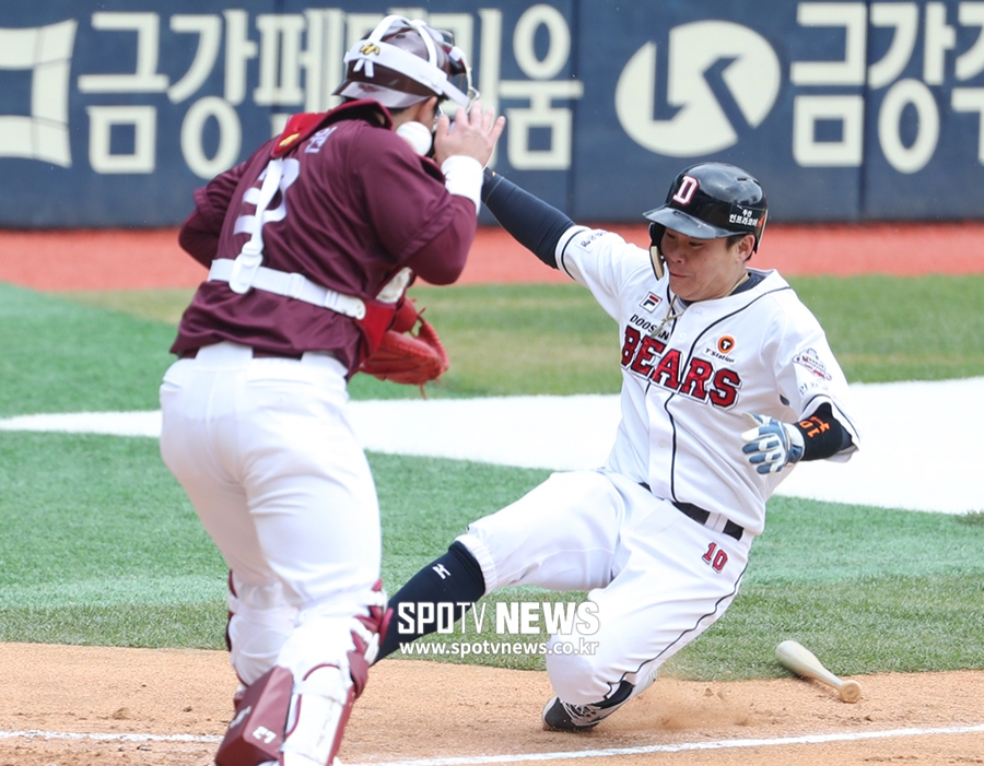 [포토S] 박세혁, 공보다 빠르게