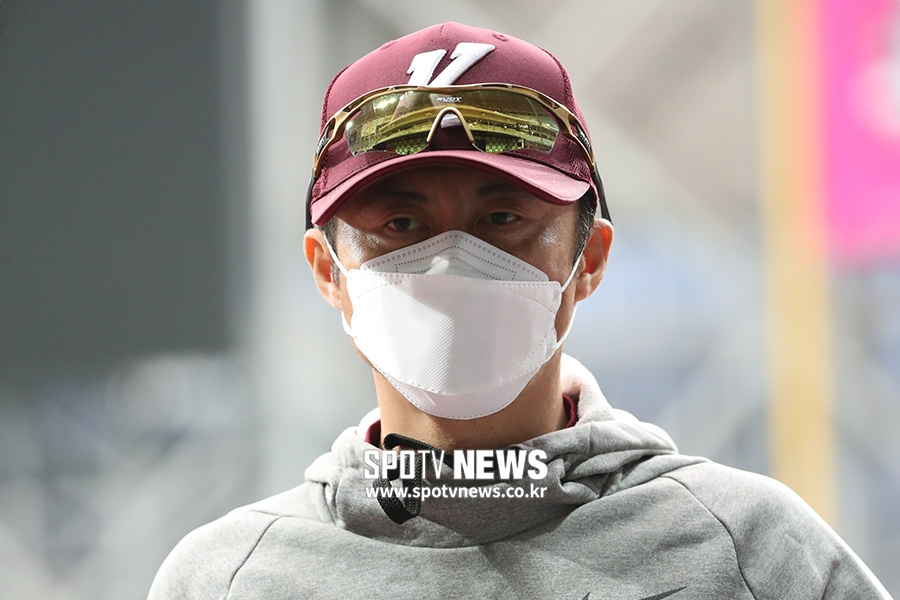 [포토S] 인터뷰 하는 손혁 감독
