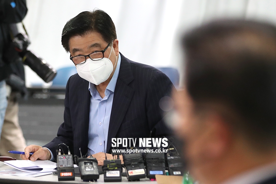 [포토S] 이사회 진행하는 권오갑 총재