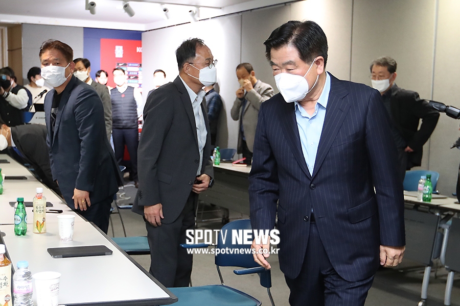 [포토S] 이사회 참석하는 권오갑 총재