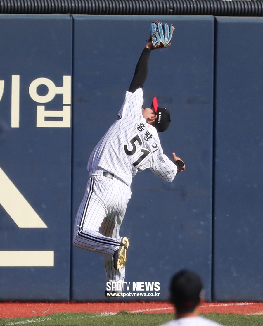 [포토S] 어려운 타구 잡아내는 홍창기