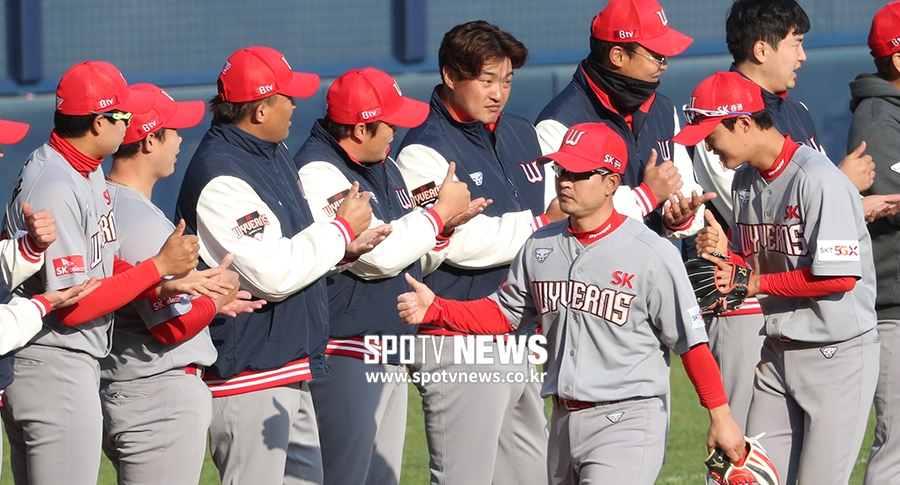 [스토리S] '덕분에 챌린지 동참' SK, 경기력도 마음씨도 엄지 척!